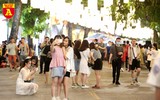 Hàng trăm chiếc đèn lồng trên phố Phùng Hưng trở thành điểm check in của giới trẻ dịp Tết Trung thu